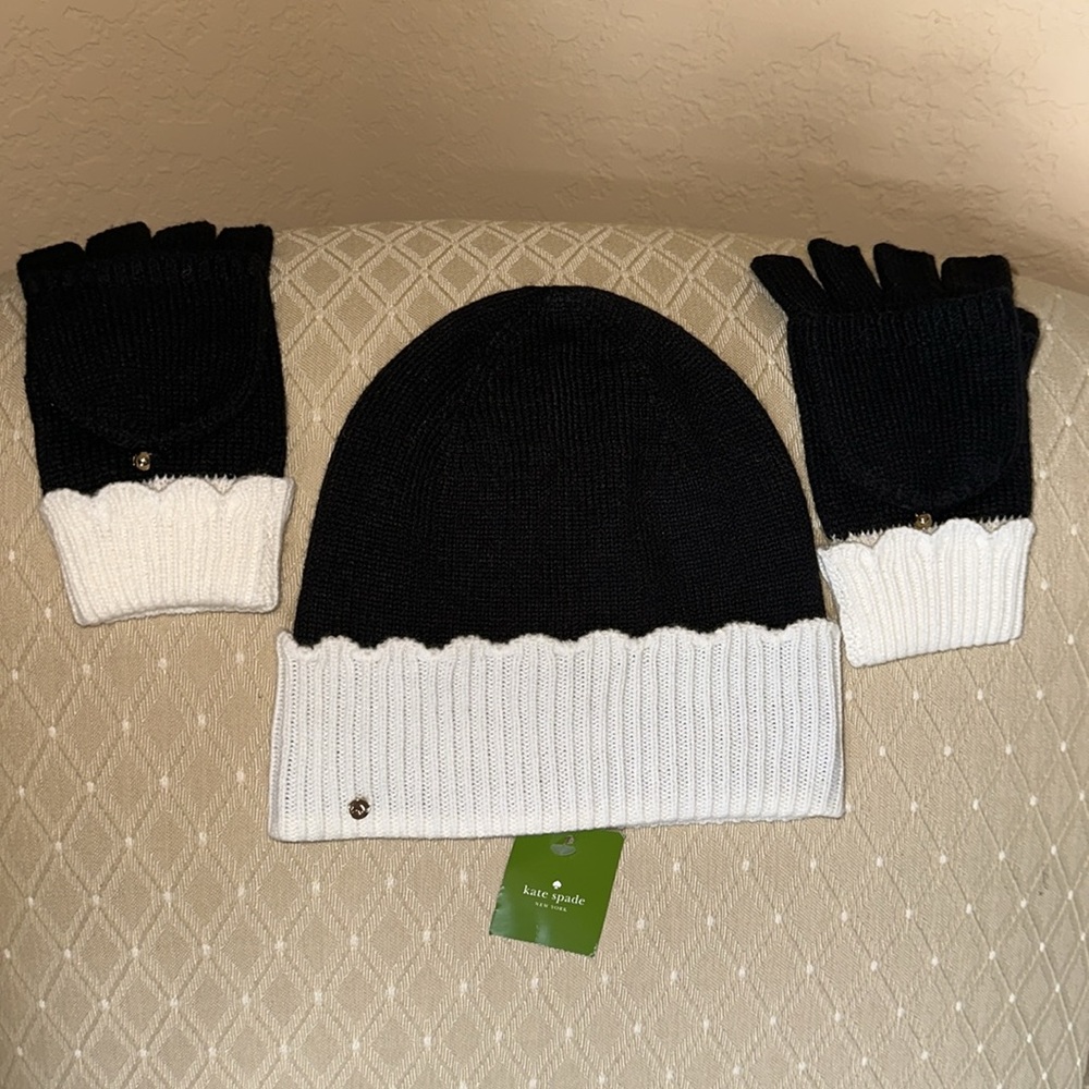 Black/ivory beanie & fingerless gloves-to-mittens colorblock scallop boxed set.